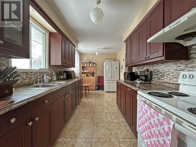 Building Photo - 63 Centre St E