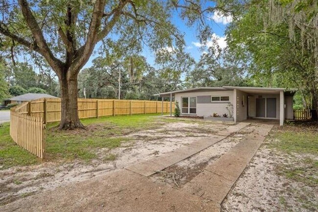 Building Photo - In Town Location On This Mid Century Home