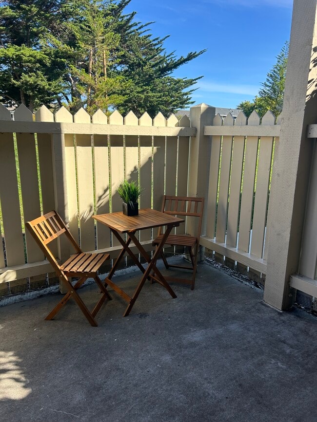 Foto del edificio - 57 Lakeshore Ct