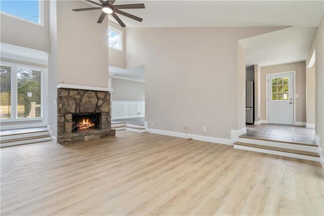 Building Photo - 3230 Cedar Bluff Dr NE