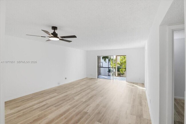 Foto del edificio - 6101 N Falls Cir Dr