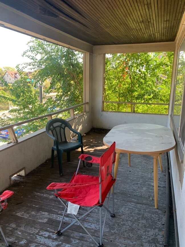 Building Photo - 816-818 University Ave SE