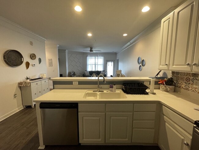 Building Photo - NEWLY LOWERED PRICE!  Recently renovated condominium in the well sought-after Crow Creek subdivis...