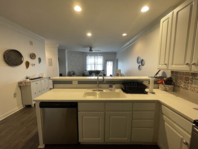 Foto del edificio - NEWLY LOWERED PRICE!  Recently renovated condominium in the well sought-after Crow Creek subdivis...