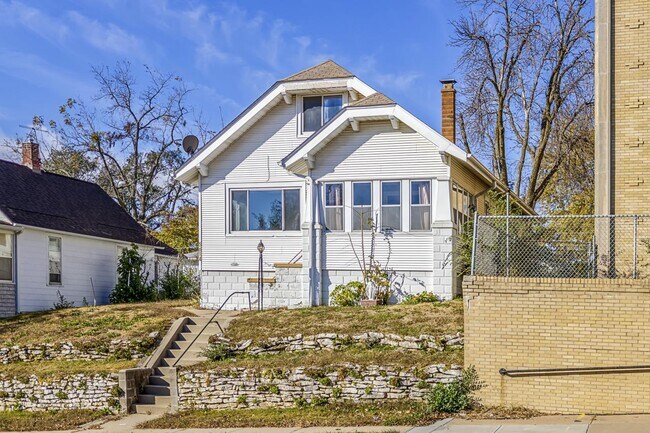 Building Photo - 5614 S 22nd St