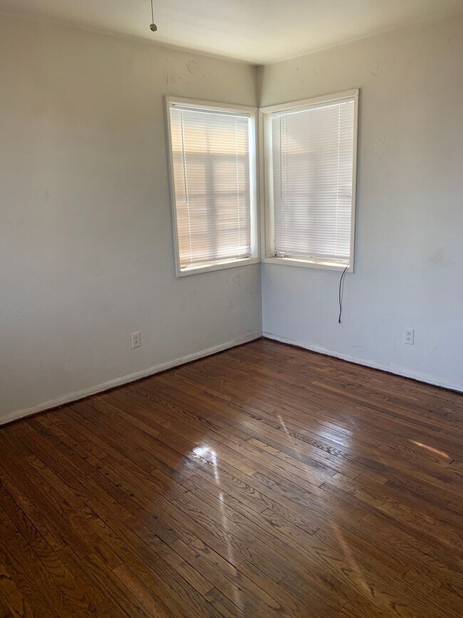 Building Photo - 1/1 Duplex In Paramount!! Small Yard, Smal...