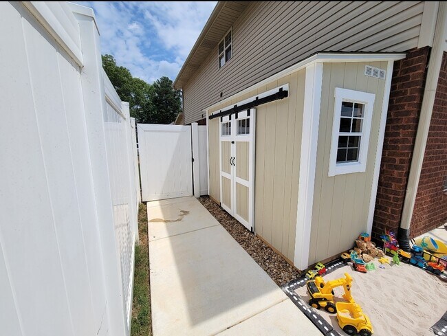 Building Photo - 2508 Oak Place Dr SE
