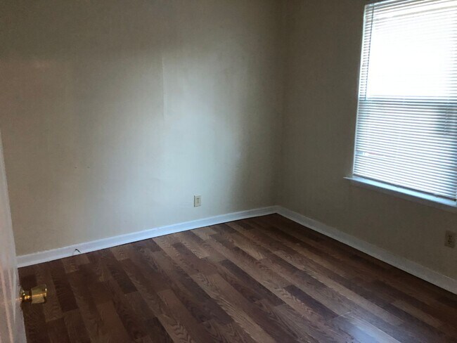 Building Photo - 3 Bedroom home central air and heat