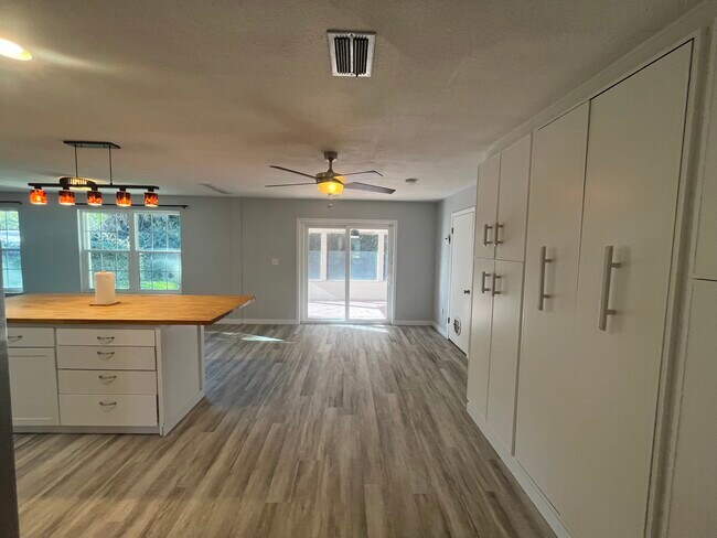 Building Photo - 22 Oakmont Cir