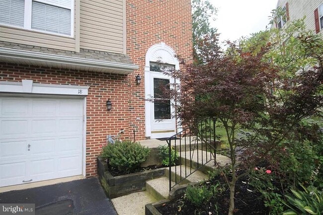 Building Photo - 18 Penmore Pl
