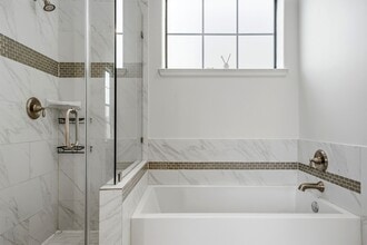 Building Photo - 904 W 18th St