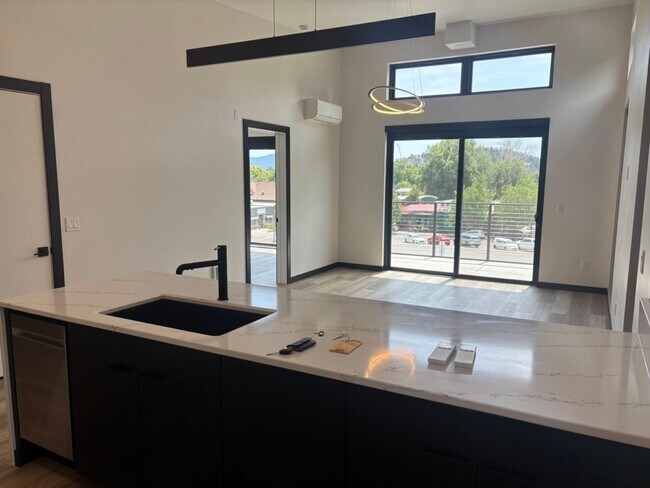 Foto del edificio - Modern Midtown Living | 2 Bed, 2 Bath Near...