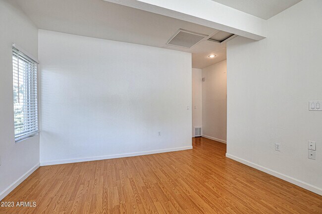 Foto del edificio - 830 2ND Ave