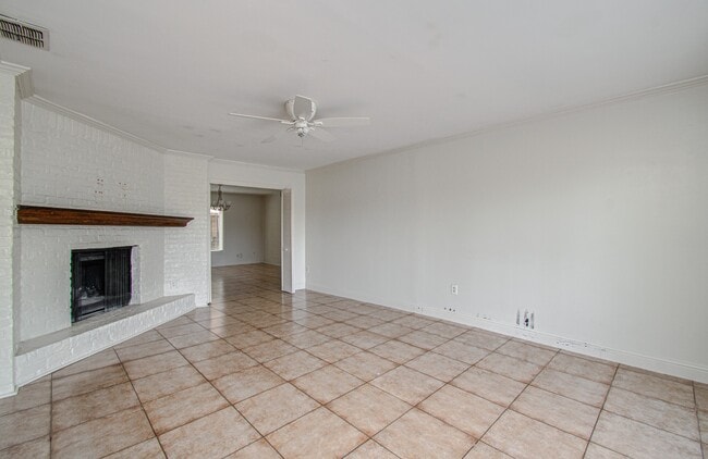 Building Photo - 823 S Ripple Creek Dr