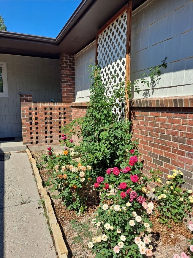 Building Photo - ALL PROSPECTIVE TENANTS MUST SUBMIT A $58 ...