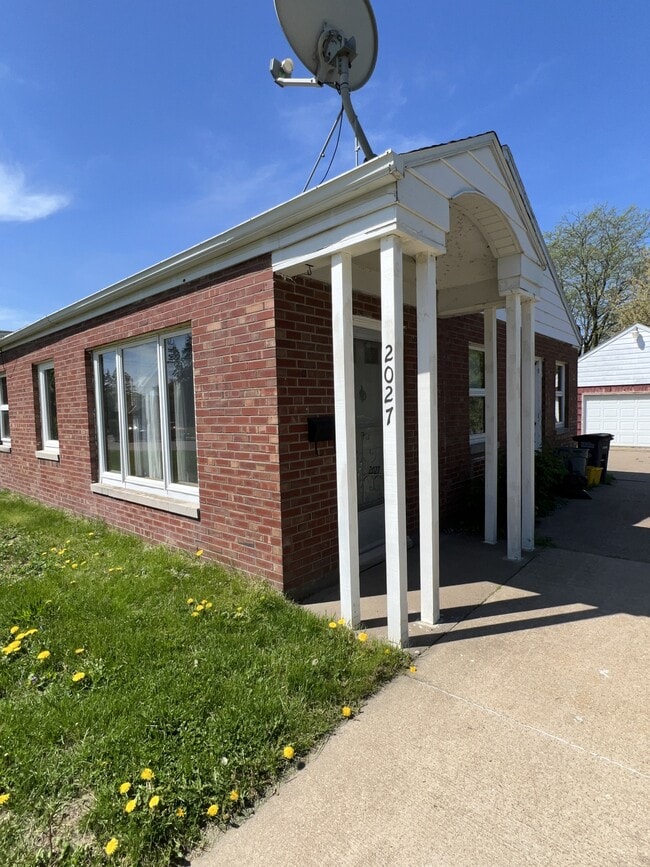Building Photo - 2027 Ogilby Rd