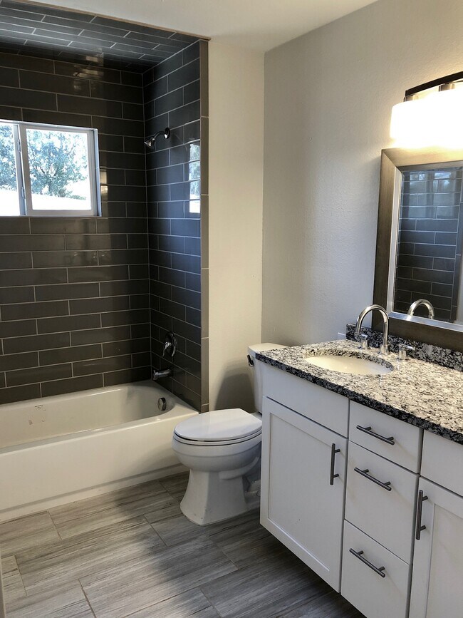 Building Photo - 717 Oblate Dr