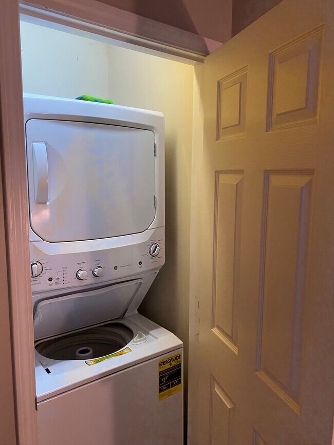 Foto del edificio - Hurry! This 2 Bed/1.5 Bath, 2-Story Condo ...