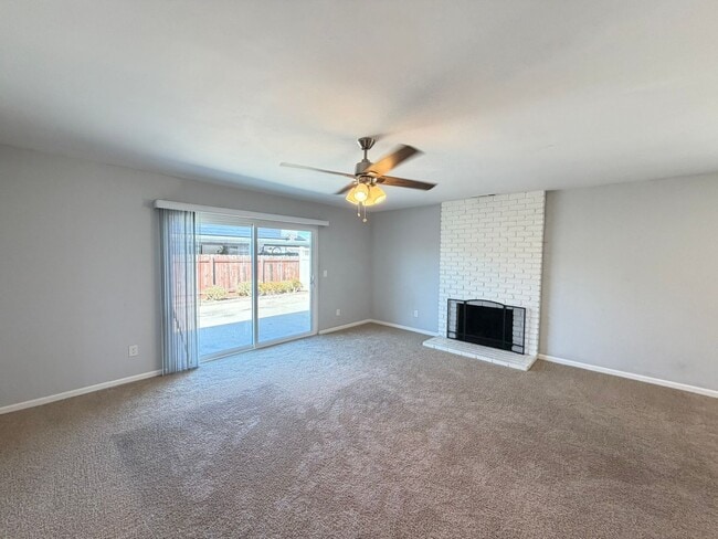 Foto del edificio - 551 Glencrest Dr