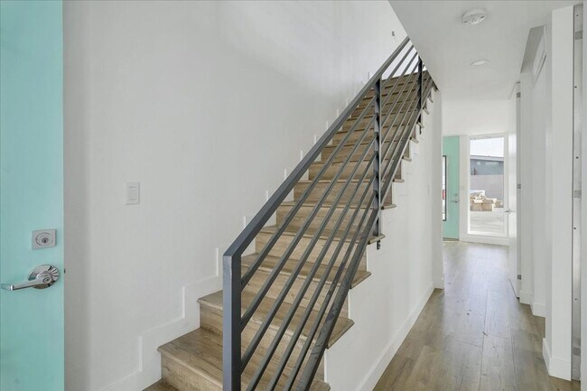 Building Photo - 4553 Saturn St