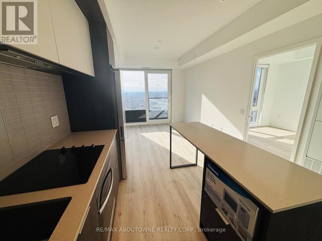 Photo du bâtiment - 395 Square One Dr