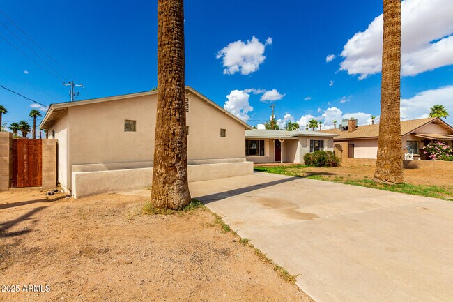 Building Photo - 809 N Gilbert Ave