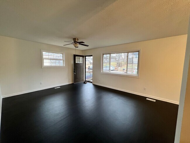 Building Photo - COMING SOON- 4bed/1.5bath for rent!