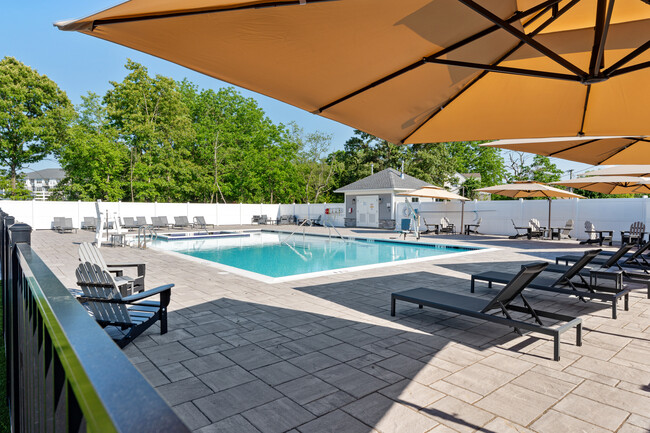 Piscina al aire libre - Chester Woods Apartments