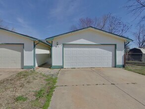 Building Photo - 812 N Sumac Rd