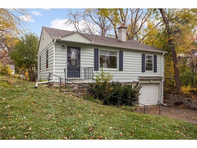 Foto del edificio - 2336 Ives Ln N