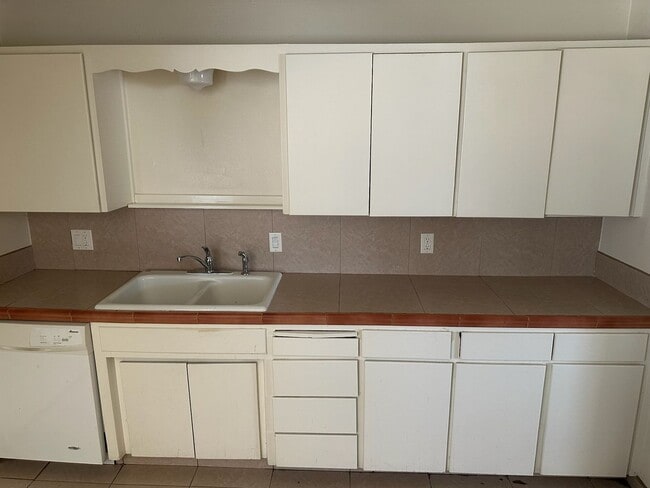 Building Photo - 1589 E Alpine Ave