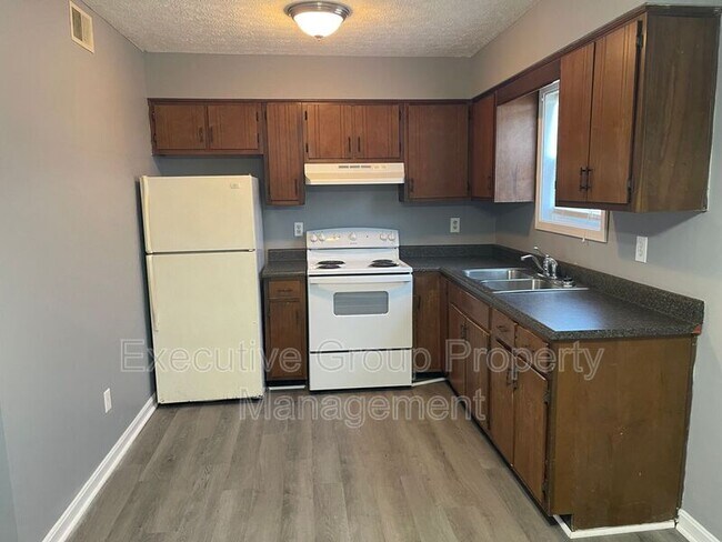 Foto del edificio - 355 Elmwood Dr