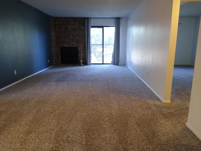 Building Photo - Awesome 2 Bedroom 2 Bath Condo w/ Garage P...