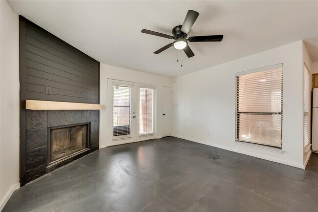 Building Photo - 2301 Basil Dr