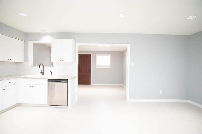 Building Photo - 5821 W Sunforest Dr