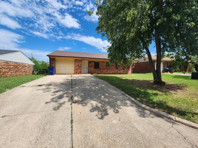 Building Photo - 3 Bedroom 1.5 Bath home in Shawnee!