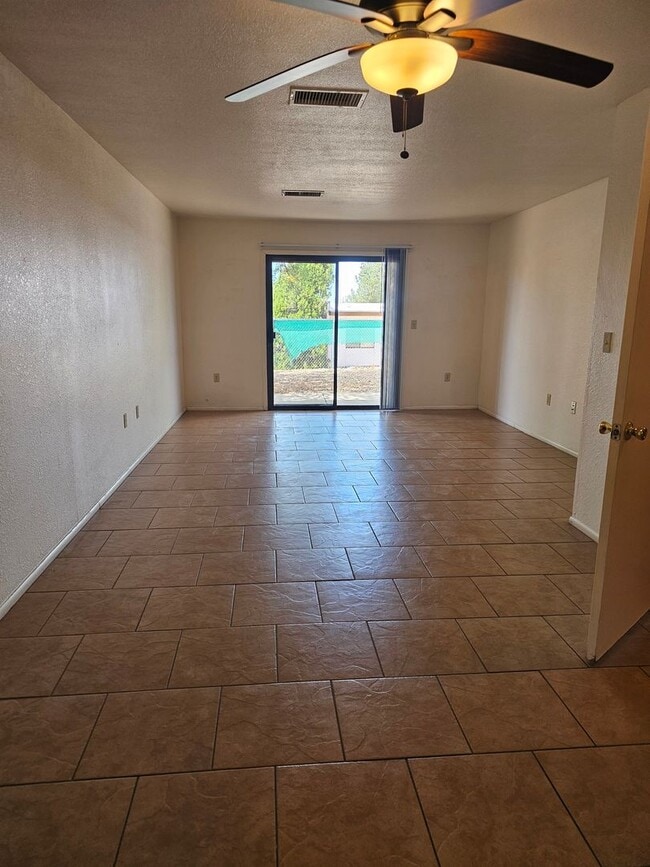 Building Photo - 2BR 2BA Condo ready for move in!