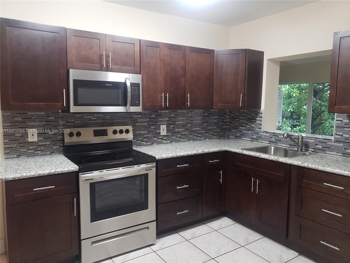 Foto principal - 3640 SW 14th St
