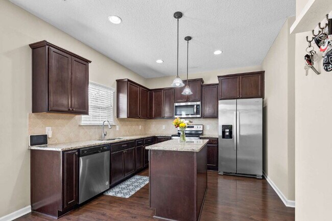 Building Photo - Large home only 10 minutes from Fort Stewart