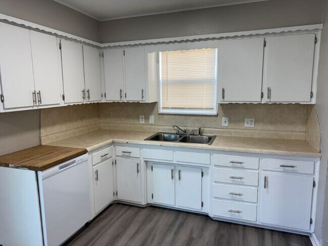 Foto del edificio - all Brand New 4 bed 1 bath converted garage, deck in back , large backyard in MWC!
