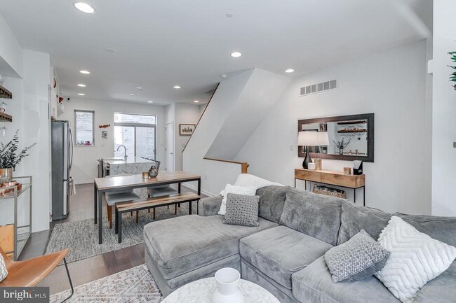 Building Photo - 938 N Leithgow St