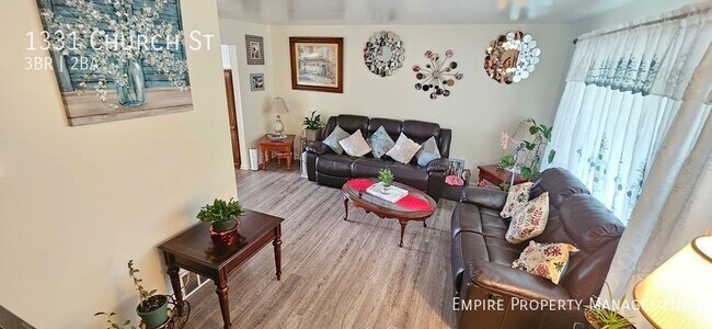 Building Photo - 3 Bedroom/1.5 Bathroom Town House in Fount...