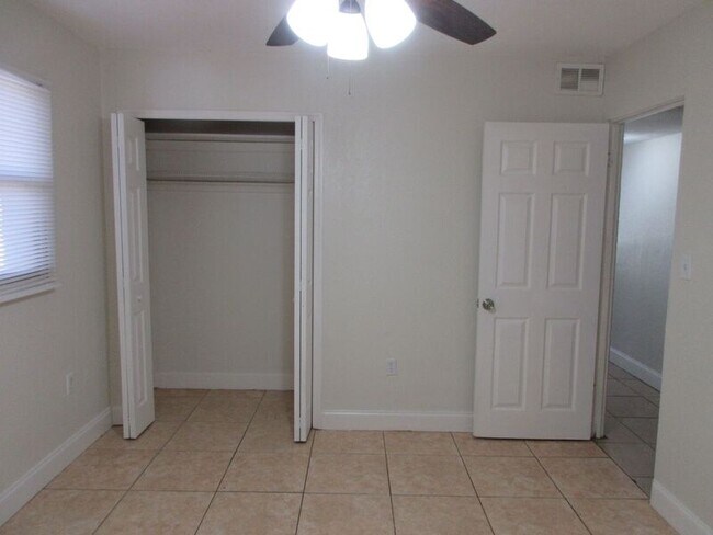 Building Photo - 717 Hillview Dr