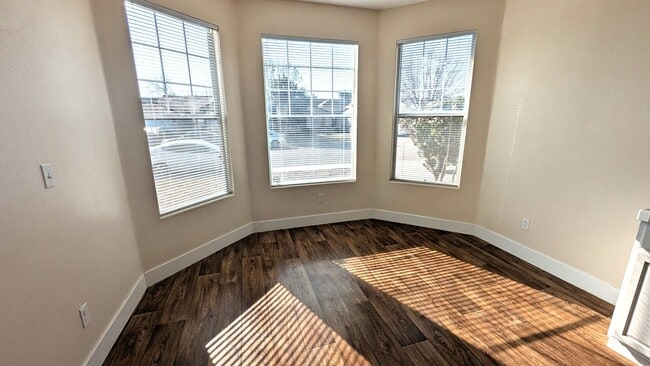 Building Photo - Immaculate 3 bedroom 2 bath home