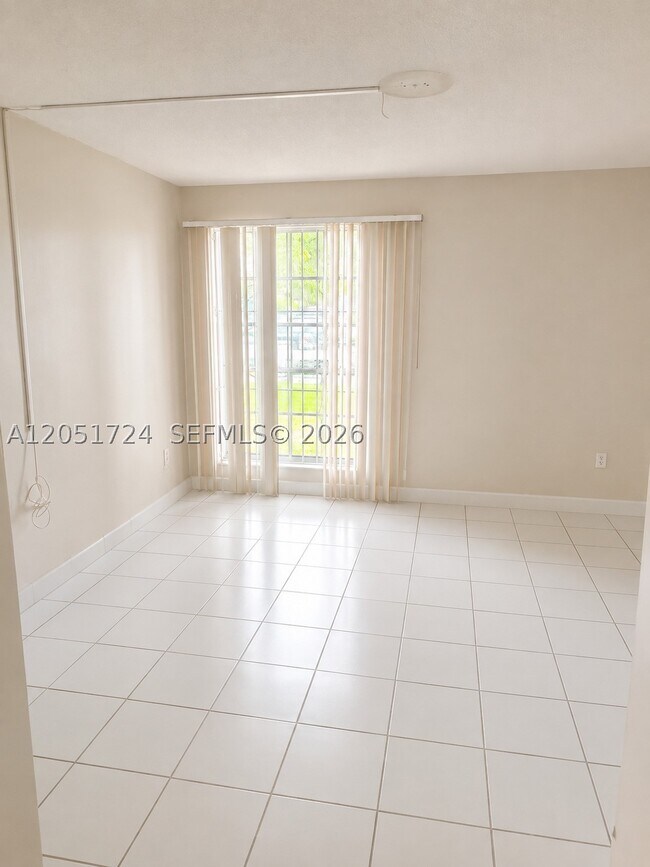Foto del edificio - 10738 N Kendall Dr