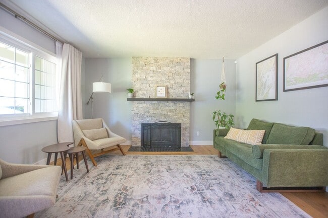 Building Photo - SE Portland 3 Bedroom Home with Amazing Ou...