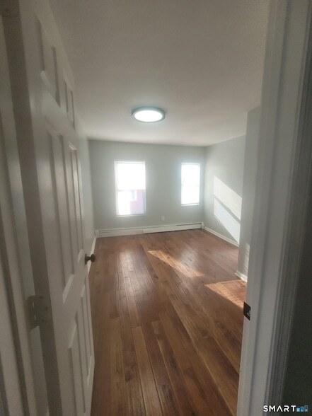 Foto del edificio - 2304 Barnum Ave