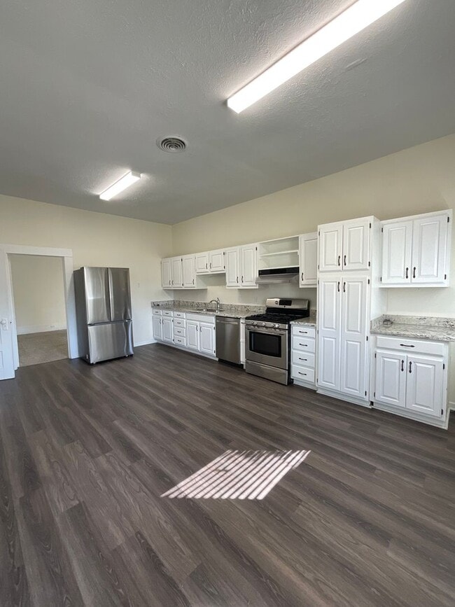 Building Photo - 613 W. First Street