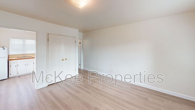 Building Photo - 810 1/2 Diamond Street