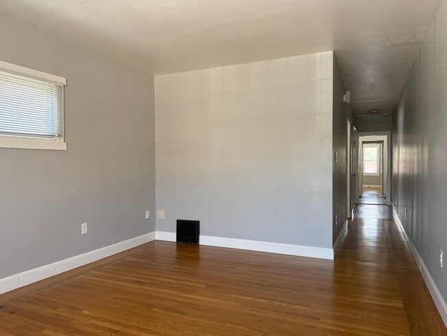 Building Photo - Amazing Oakland! Spacious 2 bedroom 1 bath...